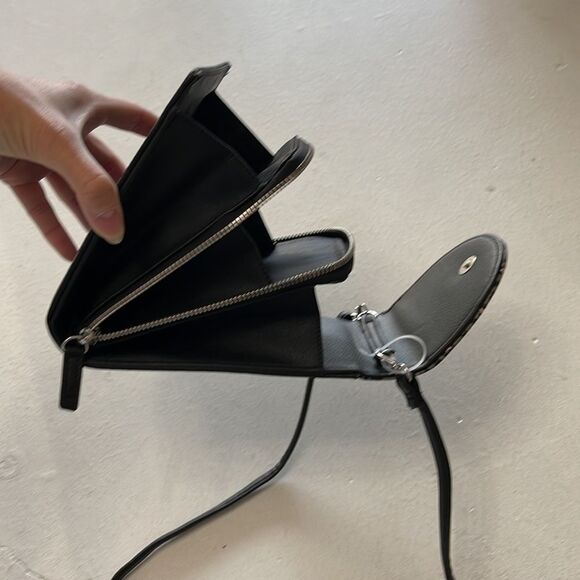 Cheetah print black crossbody travel phone wallet with zipper - Picture 4 of 5